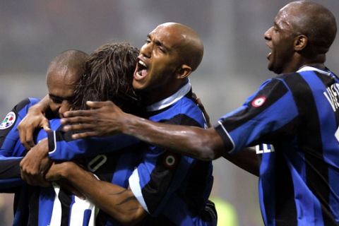 Inter Milan forward Hernan Crespo of Argentina, second from left with back to camera, celebrates with his teammates Brazilian defender Maicon, left, French midfielder Olivier Dacourt, second from right, and Patrick Vieira, also of France, after scoring during the Italian first division soccer match between AC Milan and Inter Milan at the San Siro stadium in Milan, Italy, Saturday, Oct 28, 2006. (AP Photo/Antonio Calanni)         