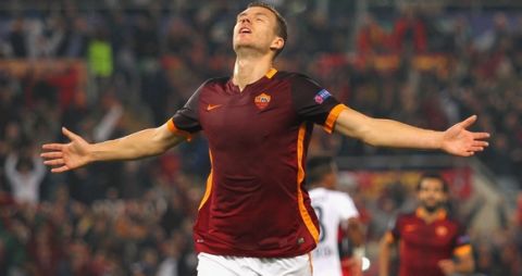 ROME, ITALY - NOVEMBER 04:  Edin Dzeko of AS Roma celebrates after scoring the team's second goal during the UEFA Champions League Group E match between AS Roma and Bayer 04 Leverkusen at Olimpico Stadium on November 4, 2015 in Rome, Italy.  (Photo by Paolo Bruno/Getty Images)