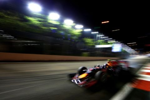 SINGAPORE - SEPTEMBER 18:  Daniil Kvyat of Russia and Infiniti Red Bull Racing drives during practice for the Formula One Grand Prix of Singapore at Marina Bay Street Circuit on September 18, 2015 in Singapore.  (Photo by Mark Thompson/Getty Images)
