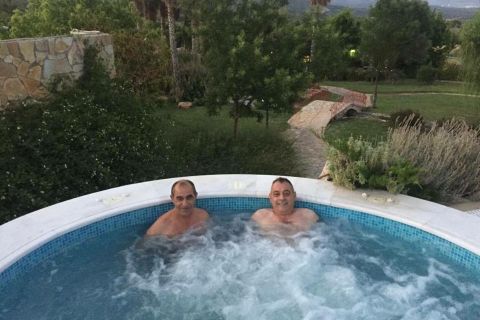 Τρίκαλα: Πρόεδρος και προπονητής στην πισίνα με... κροκοδειλάκια