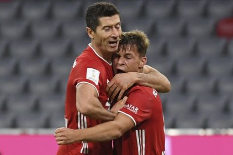 Λεβαντόβσκι και Κίμιχ πανηγυρίζουν στην αναμέτρηση της Μπάγερν με την Ντόρτμουντ για την Bundesliga στις 30 Σεπτεμβρίου του 2020.