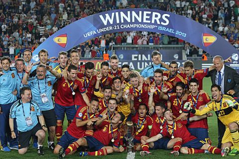 JERUSALEM, ISRAEL - JUNE 18:  Spanish team celebrates with the trophy after winning the UEFA European U21 Championships Final match between Spain and Italy at Teddy Stadium on June 18, 2013 in Jerusalem, Israel.  (Photo by Ian Walton/Getty Images)