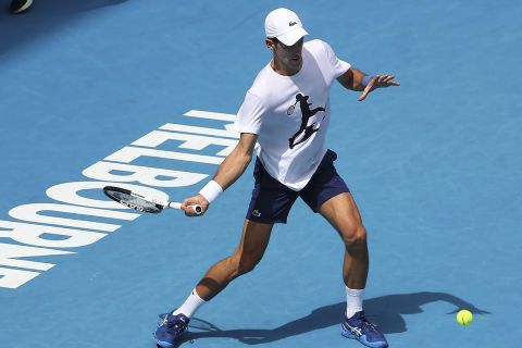 Ο Νόβακ Τζόκοβιτς προπονείται στη Rod Laver Arena ενόψει Australian Open