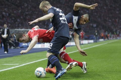 Fortuna Duesseldorf's Thomas Broeker (L-R) and Hertha Berlin's Fabian Holland and teammate Aenis Ben-Hatira fight for the ball during the German Bundesliga first division relegation soccer match in Berlin May 10, 2012. REUTERS/Tobias Schwarz (GERMANY - Tags: SPORT SOCCER) DFL LIMITS USE OF IMAGES ON THE INTERNET TO 15 PICTURES DURING THE MATCH AND, PROHIBITS MOBILE (MMS) USE DURING AND UP TO 2 HOURS POST MATCH. FOR MORE INFORMATION CONTACT DFL