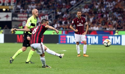 AC Milan's Suso scores on a free-kick, during a Serie A soccer match between AC Milan and Cagliari, at the San Siro stadium in Milan, Italy, Sunday, Aug. 27, 2017. (Matteo Bazzi/ANSA via AP