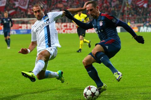 MUNICH, GERMANY - DECEMBER 10: Pablo Zabaleta of Manchester City and Franck Ribery of Bayern Muenchen compete for the ball during the UEFA Champions League Group D match between FC Bayern Muenchen and Manchester City at the Allianz Arena December 10, 2013 in Munich, Germany.  (Photo by Martin Rose/Bongarts/Getty Images)