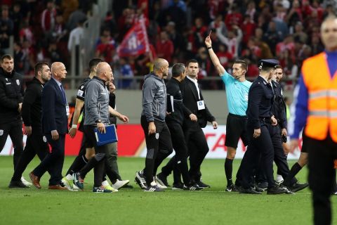 ΠΑΟΚ: Ο Λουτσέσκου και οι συνεργάτες του διαμαρτυρήθηκαν έντονα στον διαιτητή μετά τη λήξη του ματς