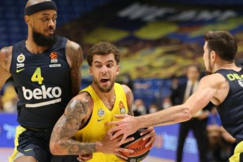 Ο Σκότι Γουίλμπεκιν ανάμεσα σε παίκτες της Φενέρμπαχτσε, σε αγώνα για την 6η αγωνιστική της EuroLeague 2020/21