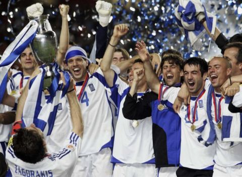 Fussball : Euro 2004 in Portugal , Finale / Spiel 31 , Lissabon , 01.07.04
Portugal - Griechenland ( POR - GRE )
Kapitaen Theodoros ZAGORAKIS mit dem Pokal, Jubel Team GRE
Foto:BONGARTS/Martin Rose
