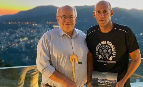 Ολυμπιακός: Ο Δήμαρχος Μετσόβου τίμησε με γκλίτσα τον Παναγιώτη Αγγελόπουλο