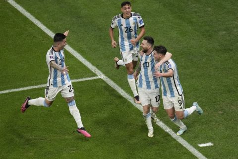 Οι παίκτες της Αργεντινής πανηγυρίζουν γκολ που σημείωσαν κόντρα στην Κροατία για τα προημιτελικά του Παγκοσμίου Κυπέλλου 2022 στο "Λουσαΐλ Αϊκόνικ Στέιντιουμ", Λουσαΐλ | Τρίτη 13 Δεκεμβρίου 2022