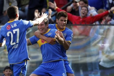 Boca Juniors' Martin Palermo (C) celebrates with teammates Matias Gimenez (R) and Lucas Viatri after he scored a goal against Huracan during their Argentine First Division soccer match in Buenos Aires, October 17, 2010. REUTERS/Marcos Brindicci (ARGENTINA - Tags: SPORT SOCCER)