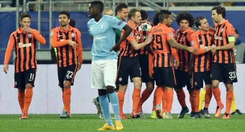 Shakhtar Donetsk's Croatian defender Darijo Srna (R) is congratulated by teammates after scoring a goal during the UEFA Champions League football match Shakhtar Donetsk vs Malmo on November 3, 2015 in Lviv.  AFP PHOTO / SERGEI SUPINSKY        (Photo credit should read SERGEI SUPINSKY/AFP/Getty Images)