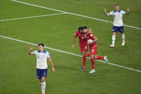 Ο Μεχντί Ταρεμί του Ιράν πανηγυρίζει με τον Μεχντί Τοραμπί γκολ που σημείωσε κόντρα στην Αγγλία για τη φάση των ομίλων του Παγκοσμίου Κυπέλλου 2022 στο "Καλίφα", Ντόχα | Δευτέρα 21 Νοεμβρίου 2022