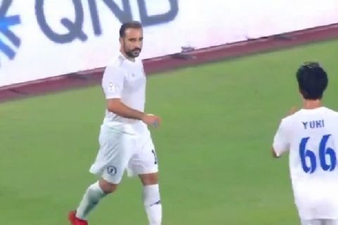 Ο Γιάννης Φετφατζίδης πανηγυρίζει το γκολ που πέτυχε στο ντεμπούτο του με την Αλ Κορ κόντρα στην Καριτιγιάτ