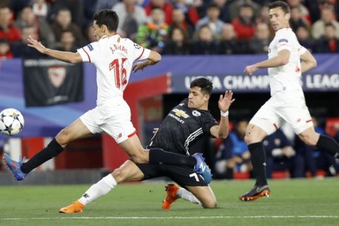 Manchester United's Alexis Sanchez vies for the ball with Sevilla's Jesus Navas, left, during the Champions League round of sixteen first leg soccer match between Sevilla FC and Manchester United at the Ramon Sanchez Pizjuan stadium in Seville, Spain, Wednesday, Feb. 21, 2018. (AP Photo/Miguel Morenatti)