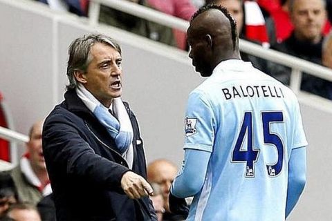 Manchester City's manager Roberto Mancini (L) argues with his player Mario Balotelli during their English Premier League soccer match against Arsenal at Emirates Stadium in London, Britain, on 08 April 2012. 
ANSA/KERIM OKTEN