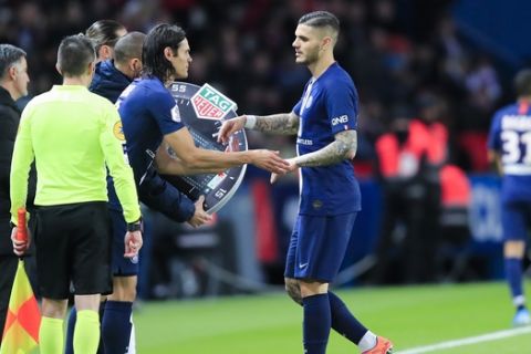 PSG's Mauro Icardi, right, is replaced by teammate Edinson Cavani during French League One soccer match between Paris Saint-Germain and Lille at the Parc des Princes stadium in Paris, Friday, Nov. 22, 2019. (AP Photo/Michel Euler)