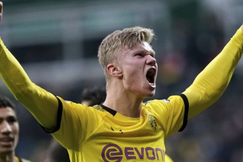 Erling Haaland del Borussia Dortmund celebra tras anotar un gol en el partido de la Bundesliga contra Werder Bremen, el sábado 22 de febrero de 2020, en Bremen, Alemania. (Peter Steffen/DPA via AP)