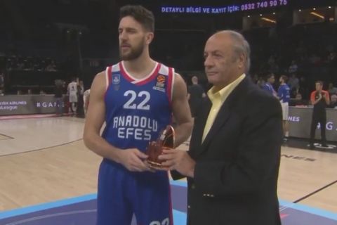 Βασίλιε Μίτσιτς: Παρέλαβε το βραβείο του MVP Νοεμβρίου