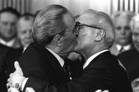 Το φιλί του τότε γενικού γραμματέα της Σοβιετικής Ένωσης, Λεονίντ Μπρέζνιεφ και του γενικό γραμματέα του ανεξάρτητου κομμουνιστικού κράτους της Ανατολικής Γερμανίας, Έριχ Χόνεκερ.
