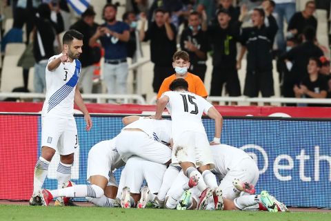Παίκτες της Ελλάδας πανηγυρίζουν γκολ που σημείωσαν στην αναμέτρηση με τη Σουηδία για τον 2ο προκριματικό όμιλο της ευρωπαϊκής ζώνης του Παγκοσμίου Κυπέλλου 2022 στο Ολυμπιακό Στάδιο | Τετάρτη 8 Σεπτεμβρίου 2021
