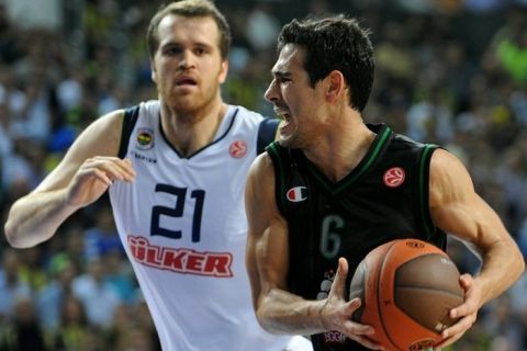 Montepaschi Siena's Nikos Zisis(R) vies with Fenerbahce Ulker's Oguz Savas during their Euroleague basketball match at Sinan Erdem Sprot Hall in Istanbul on November 10, 2010. AFP PHOTO / BULENT KILIC (Photo credit should read BULENT KILIC/AFP/Getty Images)