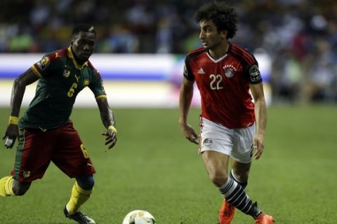 Egypt's Amr Warda, right, controls the ball in front of Cameroon's Ambroise Oyongo during the African Cup of Nations final soccer match between Egypt and Cameroon at the Stade de l'Amitie, in Libreville, Gabon, Sunday, Feb. 5, 2017. (AP Photo/Sunday Alamba)