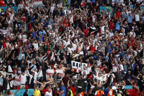 Φίλαθλοι της Αγγλίας πανηγυρίζουν γκολ κόντρα στη Γερμανία για τη φάση των 16 του Euro 2020 στο "Γουέμπλεϊ", Λονδίνο | Τρίτη 29 Ιουνίου 2021