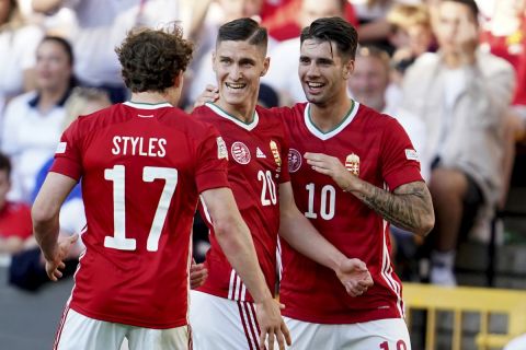 Ο Ρόλαντ Σάλαϊ της Ουγγαρίας πανηγυρίζει γκολ που σημείωσε κόντρα στην Αγγλία για τη League A του Nations League 2022-2023 στο "Μόλινιου", Γουλβερχάμπτον | Τρίτη 14 Ιουνίου 2022