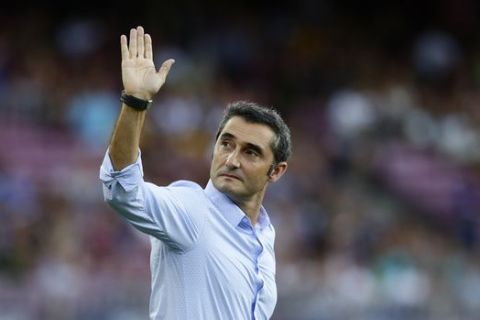 FC Barcelona's coach Ernesto Valverde waves to the crowd prior of the Joan Gamper trophy friendly soccer match between FC Barcelona and Chapecoense at the Camp Nou stadium in Barcelona, Spain, Monday, Aug. 7, 2017. (AP Photo/Manu Fernandez)