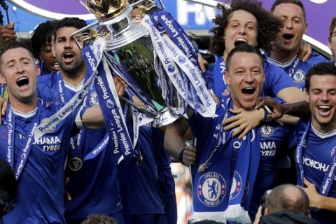 Chelsea captain John Terry, center right, and Gary Cahill, left, raise the trophy with Diego Costa, second left, David Luiz, above Terry, and Cesar Azpilicueta, right, after they won the league, following the English Premier League soccer match between Chelsea and Sunderland at Stamford Bridge stadium in London, Sunday, May 21, 2017. (AP Photo/Frank Augstein)