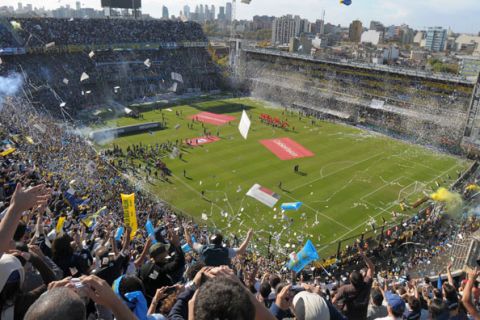 Boca Juniors fans cheer prior to an Argentine soccer league game against River Plate at La Bombonera stadium in Buenos Aires, Sunday, May 4, 2008. Boca Juniors won 1-0.  (AP Photo/Daniel Luna)