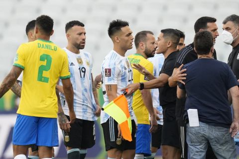 Παίκτες της Αργεντινής και της Βραζιλίας μετά τη διακοπή της μεταξύ τους αναμέτρησης