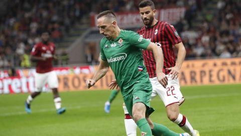 Fiorentina's Franck Ribery, left, and AC Milan's Mateo Musacchio fight for the ball during a Serie A soccer match between AC Milan and Fiorentina, at the San Siro stadium in Milan, Italy, Sunday, Sept. 29, 2019. (AP Photo/Antonio Calanni)