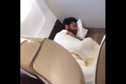 Λίβερπουλ: Ο Σαλάχ κοιμάται στο δάπεδο του αεροπλάνου!