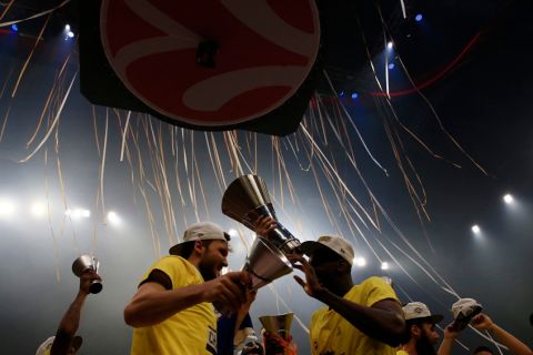 Fenerbahce's players hold the trophy of the Final Four Euroleague at Sinan Erdem Dome in Istanbul, Sunday, May 21, 2017. Fenerbahce won Olympiakos 80-64. (AP Photo/Lefteris Pitarakis)