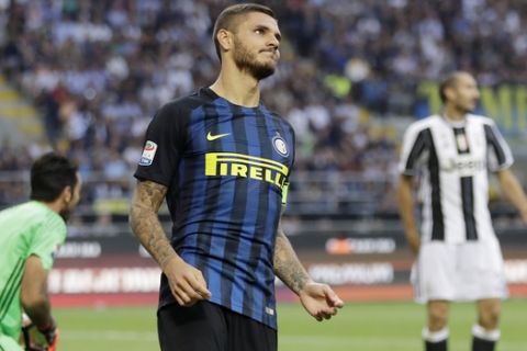 Inter Milan's Mauro Icardi reacts after missing a scoring chance during the Serie A soccer match between Inter Milan and Juventus at the San Siro stadium in Milan, Italy, Sunday, Sept. 18, 2016. (AP Photo/Antonio Calanni)