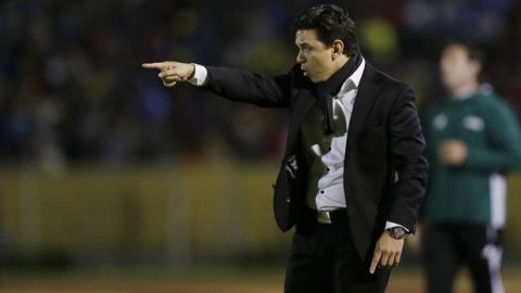 Marcelo Gallardo coach of Argentina's River Plate, gives instructions to his players in the field during a Copa Libertadores soccer match against Ecuador 's Independiente del Valle, in Quito, Ecuador, Thursday, April 28, 2016. (AP Photo/Dolores Ochoa)