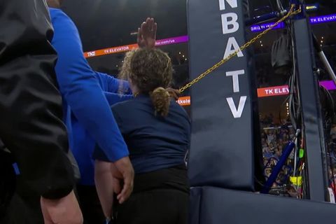 NBA Playoffs, Γκρίζλις-Τίμπεργουλβς: Γυναίκα δέθηκε με αλυσίδα στην μπάσκετα και την έβγαλαν σηκωτή