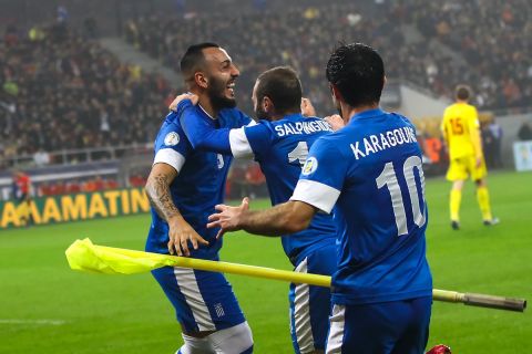 Ο Μήτρογλου πανηγυρίζει γκολ στο Ρουμανία - Ελλάδα για τα προκριματικά του Παγκοσμίου Κυπέλλου