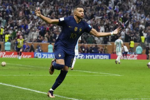 Ο Εμπαπέ πανηγυρίζει το γκολ του στο Γαλλία - Αργεντινή