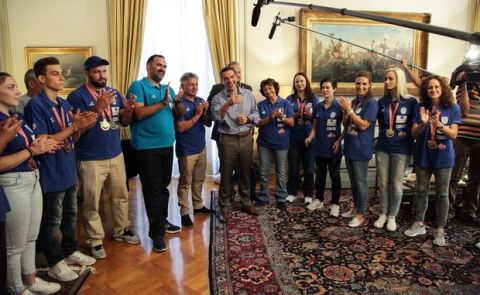 Στιγμιότυπα από την συνάντηση του Πρωθυπουργού Αλέξη Τσίπρα με αθλητές που διακρίθηκαν στους 23ους Θερινούς Ολυμπιακούς Αγώνες Κωφών στη Σαμψούντα της Τουρκίας, με τους προπονητές και τους εκπροσώπους της Ομοσπονδίας του. Τρίτη 1 Αυγούστου 2017. (EUROKINISSI / ΓΙΑΝΝΗΣ ΠΑΝΑΓΟΠΟΥΛΟΣ)