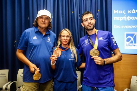 Οι Μίλτος Τεντόγλου, Αντιγόνη Ντρισμπιώτη και Γιώργος Πομάσκι ποζάρουν με τα μετάλλιά τους κατά την άφιξή τους στην Ελλάδα μετά από το Παγκόσμιο Πρωτάθλημα Ανοιχτού Στίβου στην Βουδαπέστη