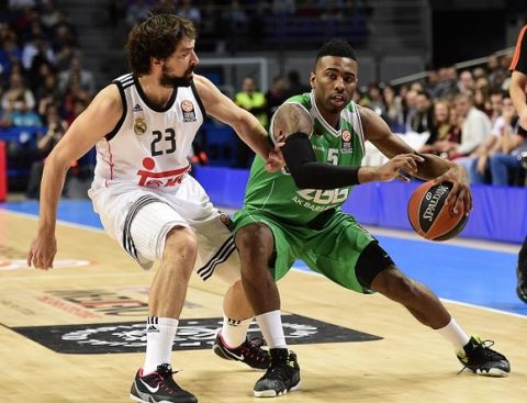 Real Madrid's guard Sergio Llull (L) vies with Unics Kazan's US guard Keith Langford during the Euroleague basketball Group A Real Madrid vs Unics Kazan at the Palacio de Deportes in Madrid on November 27, 2014.   AFP PHOTO/ JAVIER SORIANO        (Photo credit should read JAVIER SORIANO/AFP/Getty Images)
