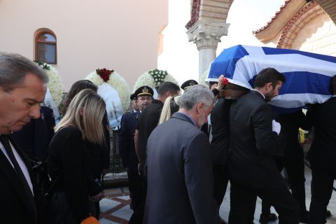 Συντετριμμένα τα μέλη της οικογένειας του Αλέξανδρου Νικολαΐδη συνοδεύουν το φέρετρο στην εκκλησία
