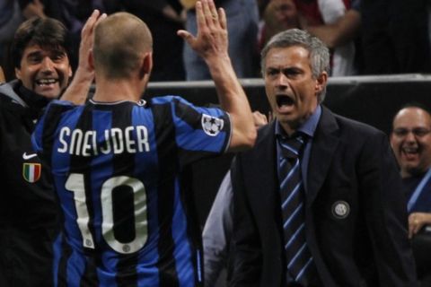 Inter Milan Dutch midfielder Wesley Sneijder celebrates with Inter Milan coach Jose Mourinho, of Portugal,  after Argentine forward Diego Milito scored during a Champions League semifinal first leg soccer match between Inter Milan and Barcelona at the San Siro stadium in Milan, Italy, Tuesday, April 20, 2010. (AP Photo/Luca Bruno)