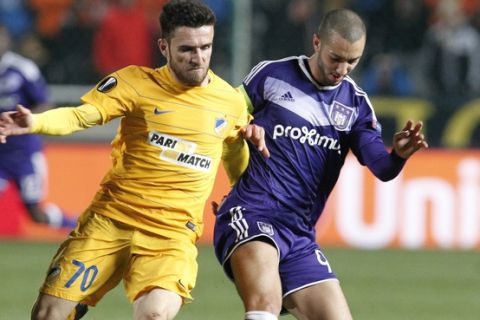 APOEL'S Yiannis Gianniotas, left, in action with Sofiane Hanni of Anderlecht during the Europa League round of 16 first leg soccer match between Apoel and Anderlecht at the GSP stadium in Nicosia, Cyprus, Thursday, March 9, 2017.(AP Photos/ Philippos Christou)