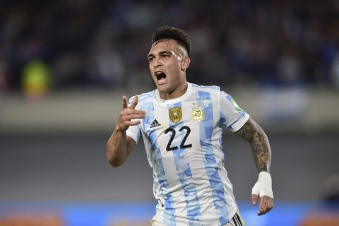 Ο Λαουτάρο Μαρτίνεζ πανηγυρίζει γκολ κόντρα στην Ουρουγουάη στο Μπουένος Άιρες για τα προκριματικά το Παγκοσμίου Κυπέλλου 2022