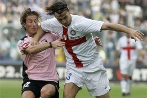 Inter Milan Swedish forward Zlatan Ibrahimovic, right, and Palermo midfielder Aimo Diana challenge for the ball during their Italian first division soccer match, at the Renzo Barbera stadium in Palermo, Italy, Sunday, Oct. 28, 2007. (AP Photo/Antonio Calanni)         
